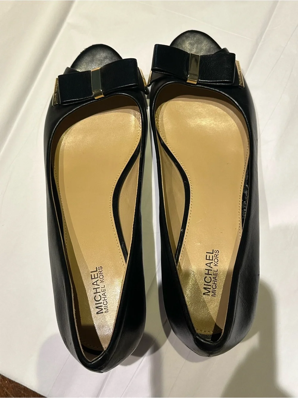 MICHAEL Michael Kors Black Leather Bow Peep Toe Wedge Pumps Sz 9M Gold Hardware